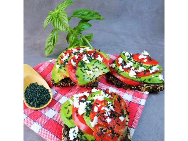 Toasts avocats tomates spiruline